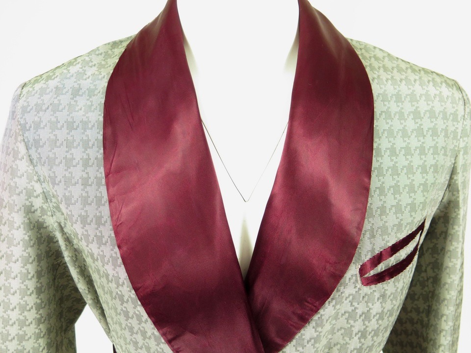 Bond-sleeping-houndstooth-robe-G95O-2