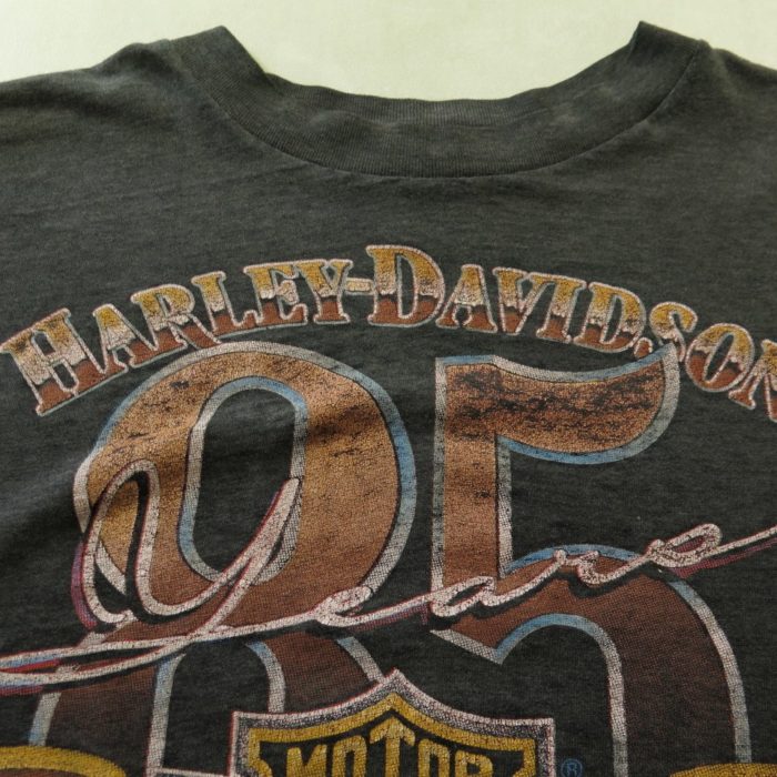 80s-85-years-hardley-davidson-3d-emblem-tshirt-H76N-6